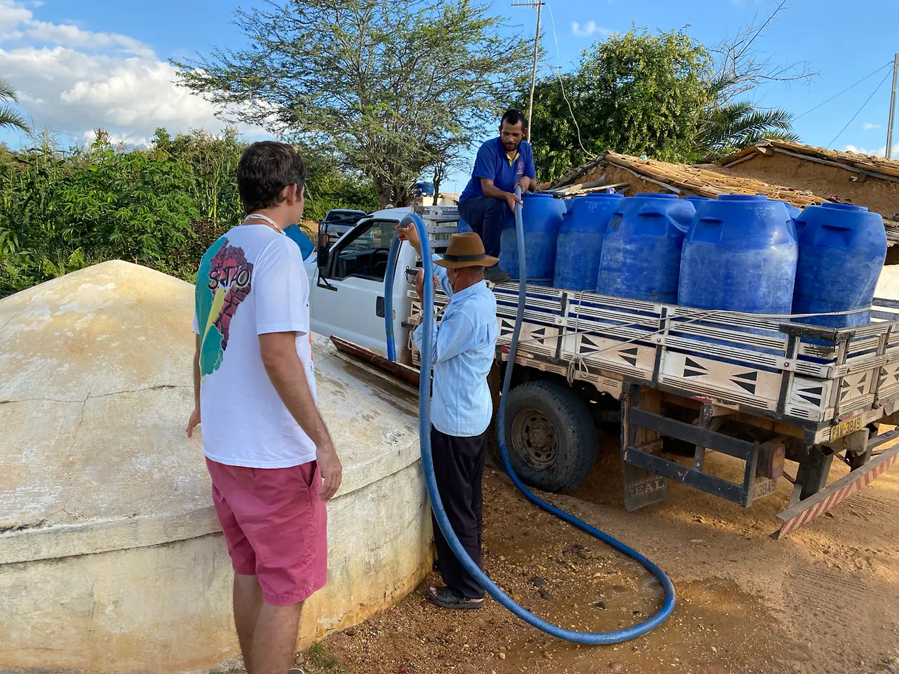 Amigos do Bem, en Brasil, distribuyó 60,000 canastas de alimentos básicos, 20,000 kits de higiene y logró abastecer cisternas con 25 millones de litros de agua.