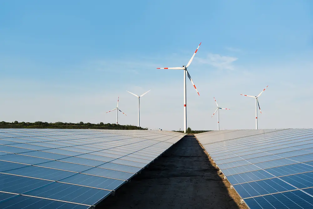 Turbinas de viento y paneles solares