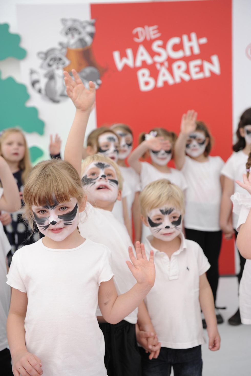 Kinder der Henkel-KiTa „Kleine Löwen“ singen für ihre neuen Spielkameraden das „Waschbären-Lied“