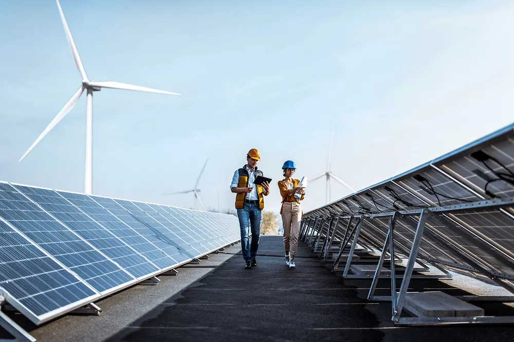 Dos hombres entre paneles solares.