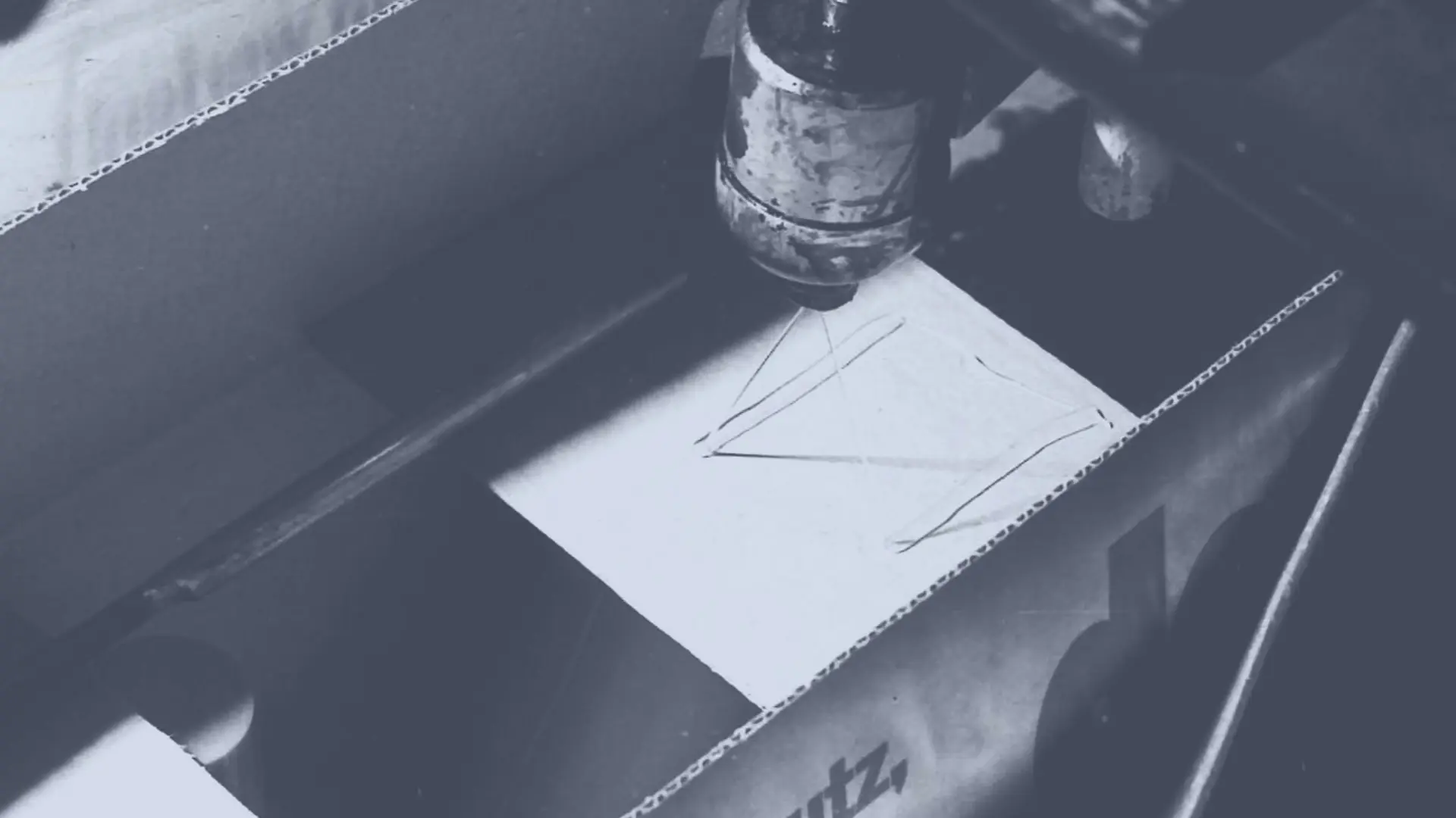 El adhesivo termofusible Technomelt se aplica a una caja de cartón mediante un cabezal pulverizador para sellarla.