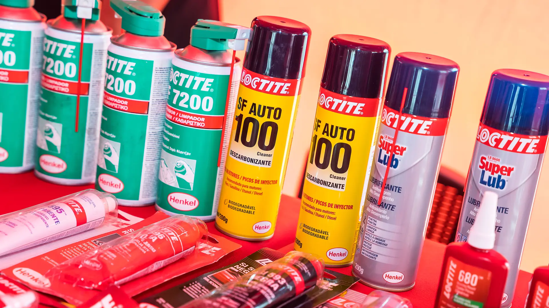 Henkel adquiere la totalidad de la compañía Loctite en 1997.