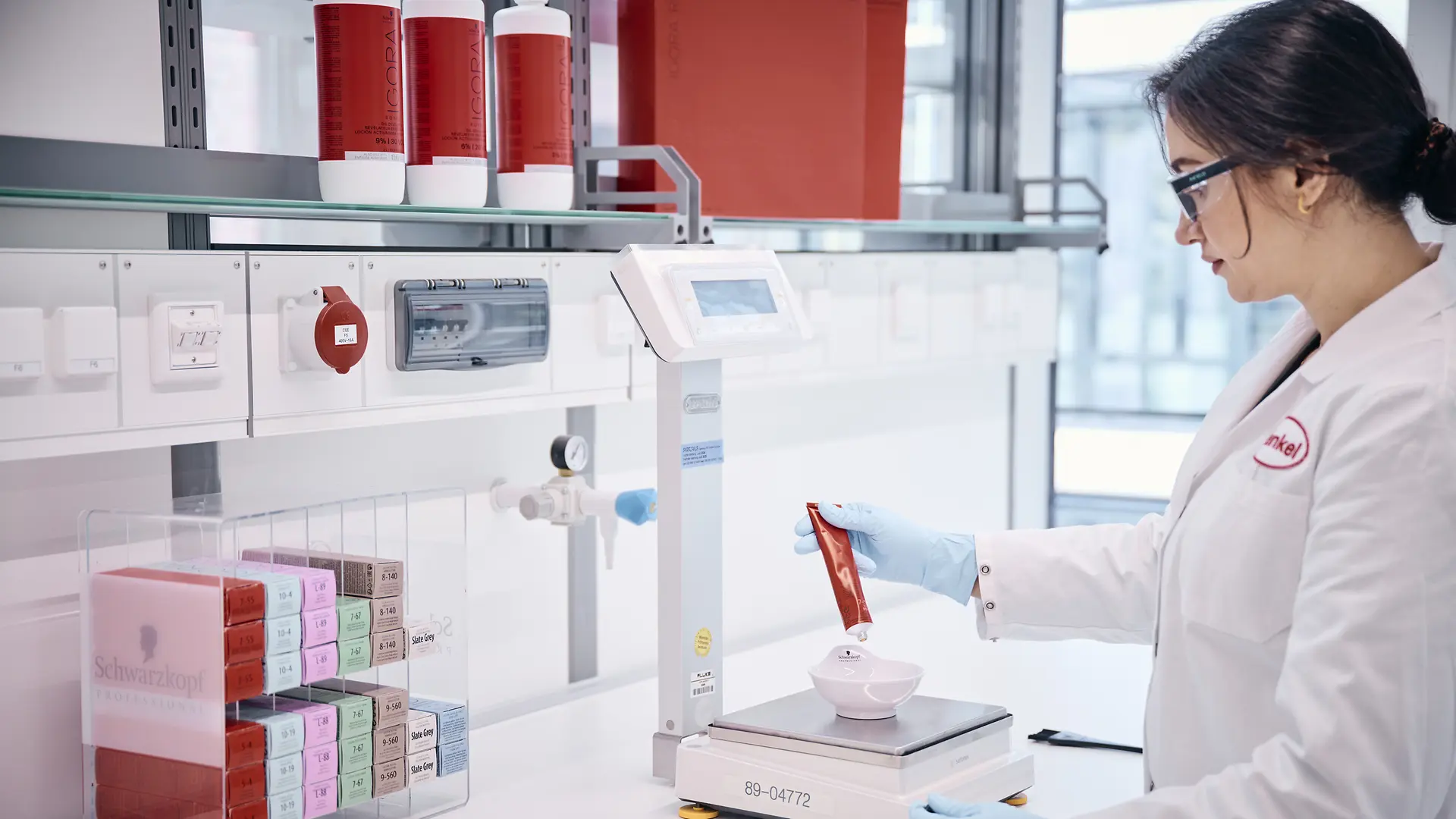 Empleado del laboratorio pesando productos de prueba.