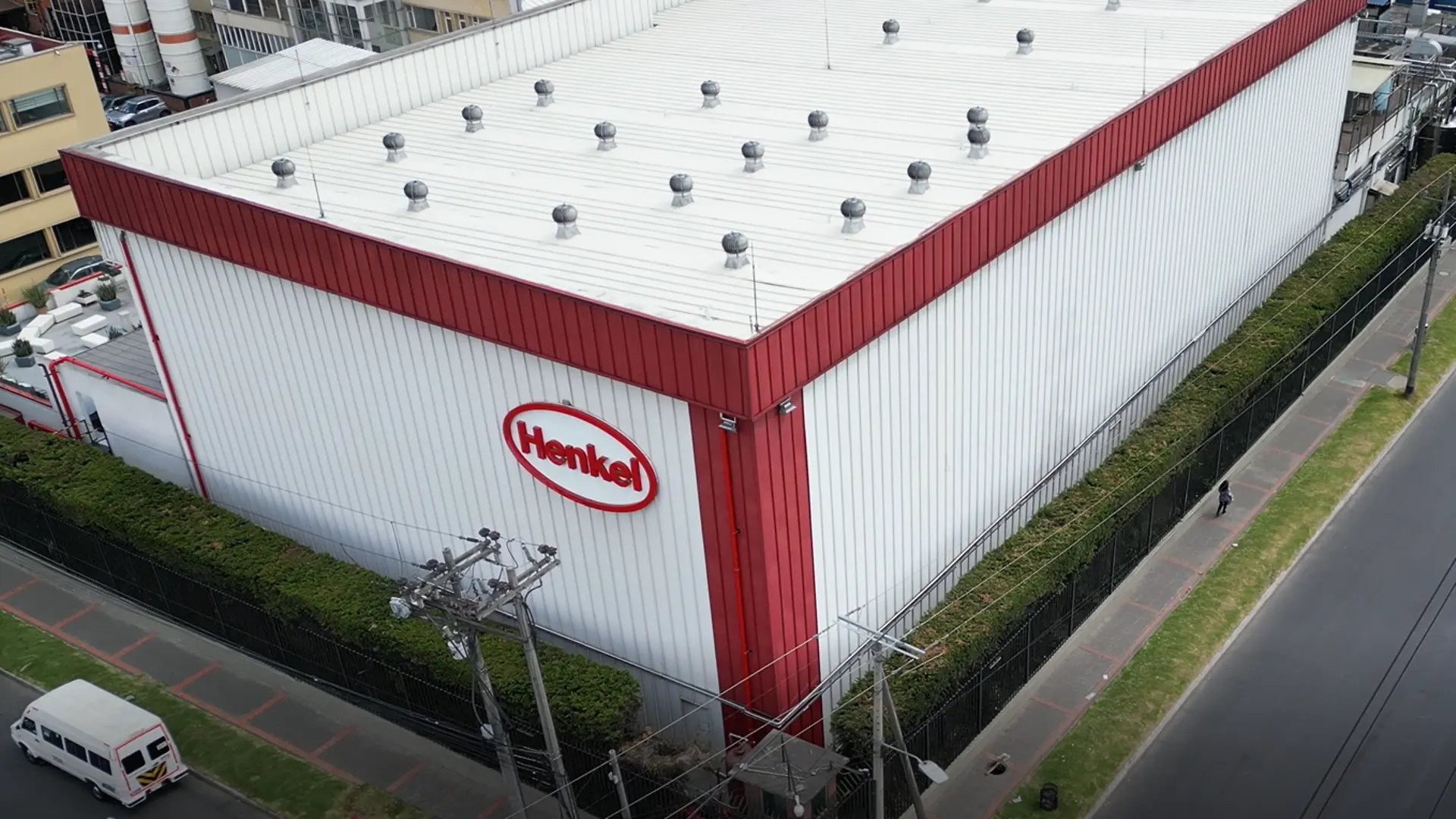 Foto del frente de las oficinas de Henkel Colombia en Bogotá