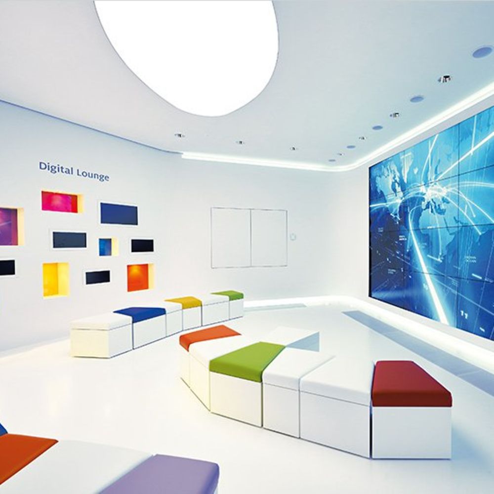 Image of the digital lounge in the Beauty Care Lighthouse at Henkel headquarters. 